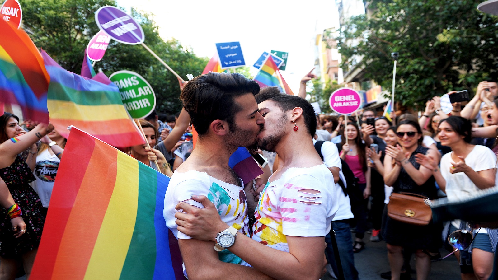 البحث عن ملك جمال المثليين السوريين.. في برلين واسطنبول
