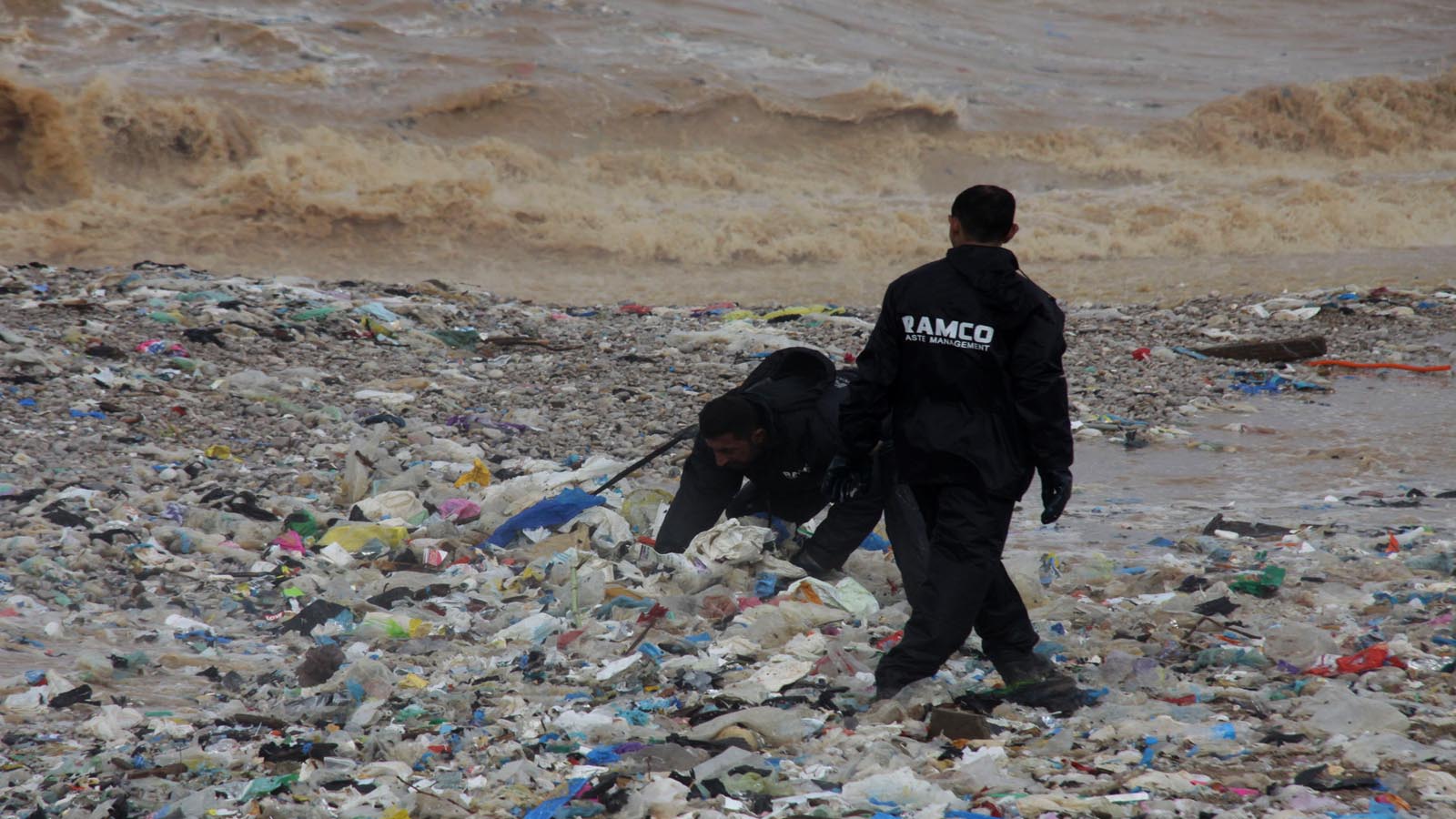 نواب ووزراء يحركون خيالهم: هكذا وصلت النفايات إلى الشاطئ