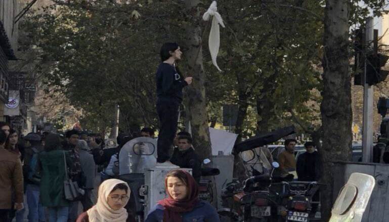 المرأة الإيرانية تصنع صورة الاحتجاج.. وشَعرُها أيقونة