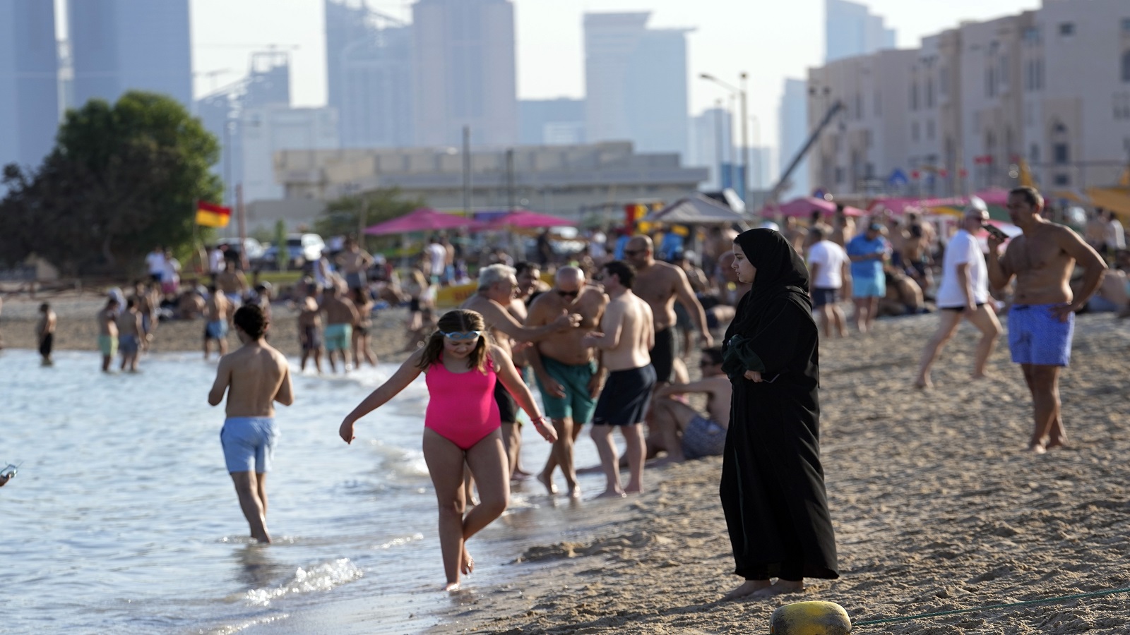 أحد شواطئ الدوحة (AP)