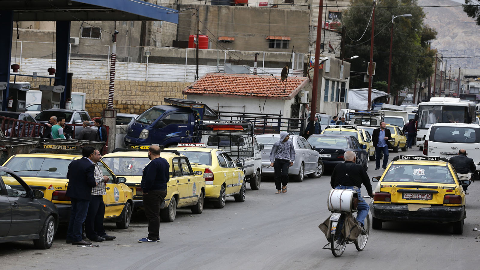 دمشق:طوابير أمام المحطات رغم توفر البنزين!