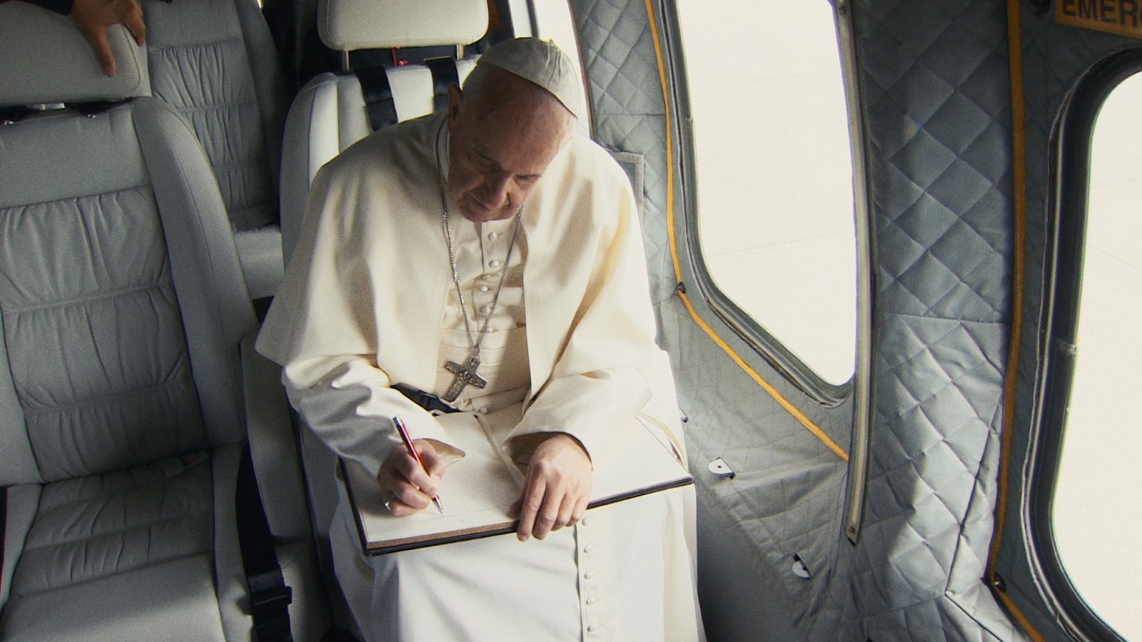 بابا الفاتيكان يدين "ثرثرة" مواقع التواصل