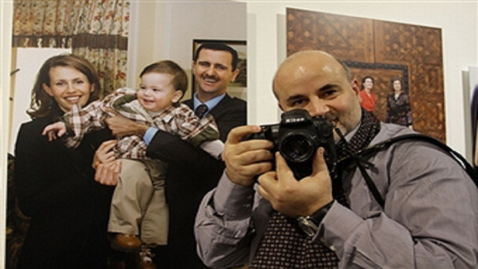 أشهر صور عبد ربو للأسد وهو يحمل طفله حافظ العام 2001