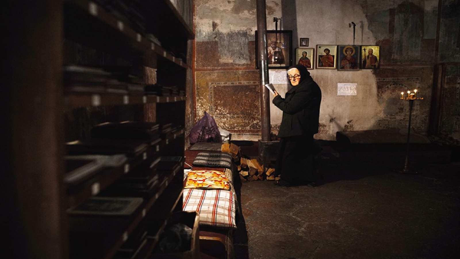 مسنّة تصلّي داخل كنيسة أورثوذكسية في تبليسي عاصمة جورجيا (يوسف المهنا، الكويت)