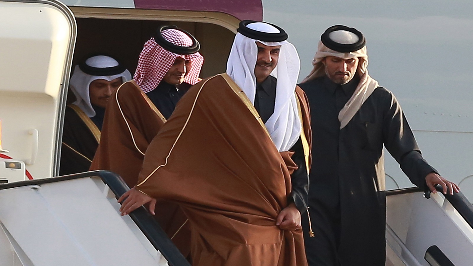 أمير قطر:حل الحصار بالحوار..والترتيبات مع إسرائيل ليست سلاماً