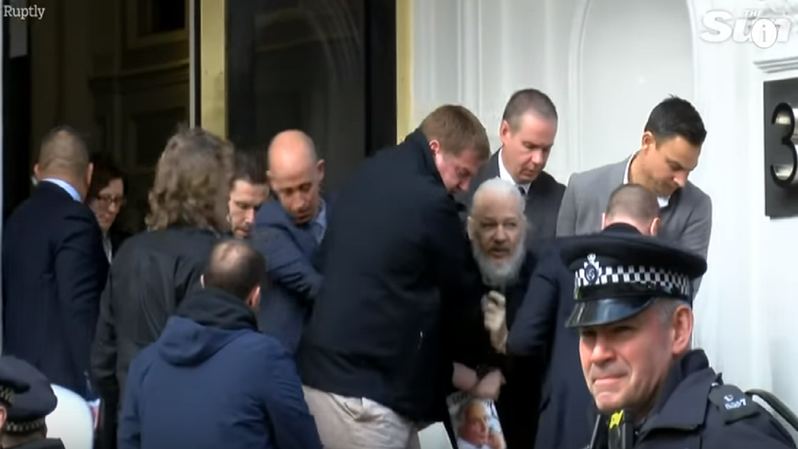 الشرطة البريطانية تعتقل جوليان أسانج