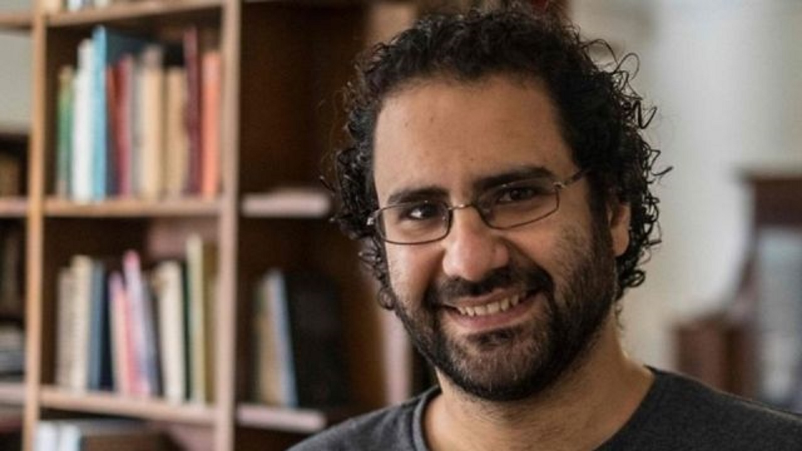 علاء عبد الفتاح يصعّد إضرابه عن الطعام في السجن