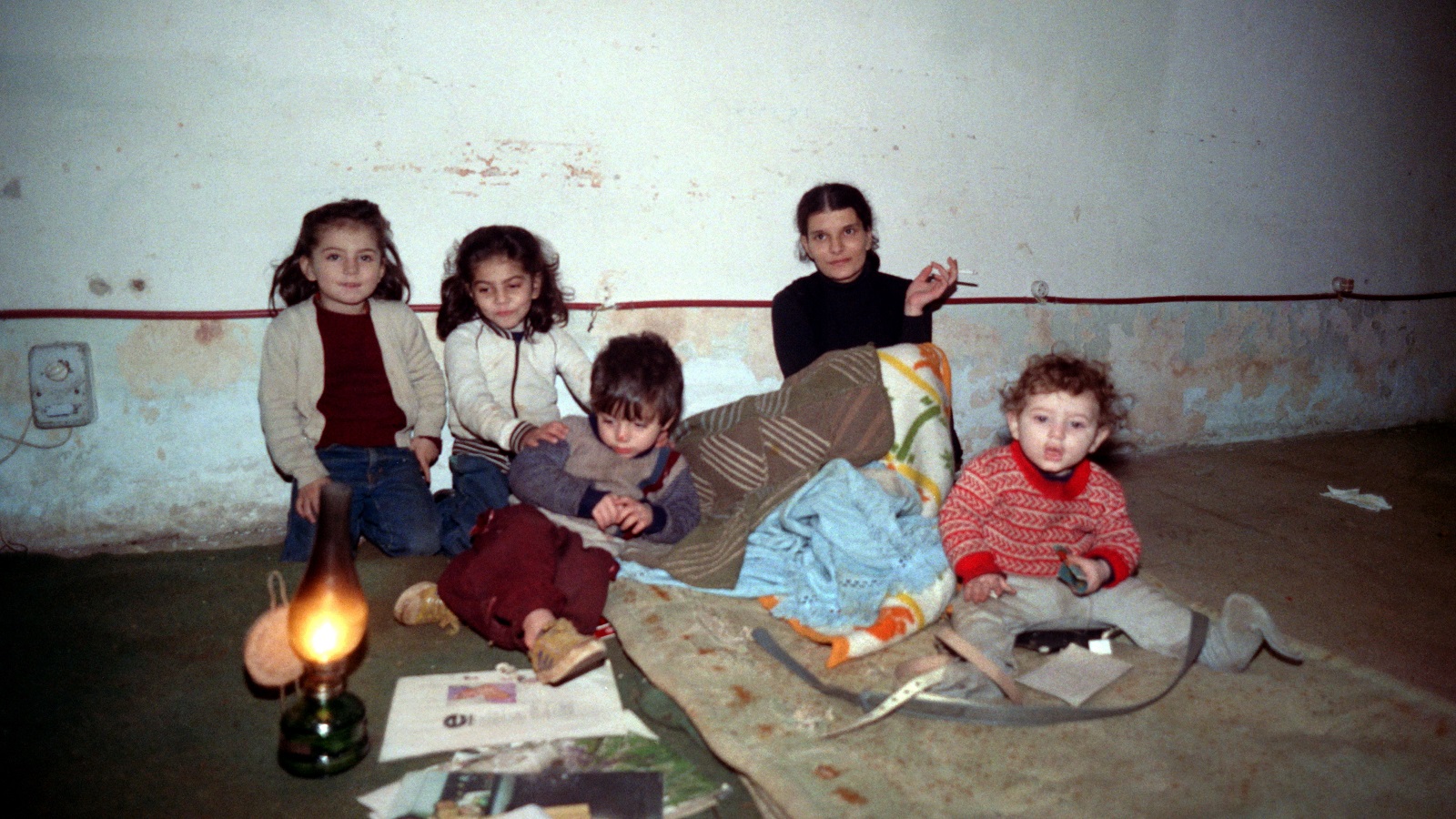 عائلة محتمية من القصف في أحد ملاجئ "بيروت الغربية" خلال معارك "القوات اللبنانية" والجيش اللبناني 1990 (غيتي)