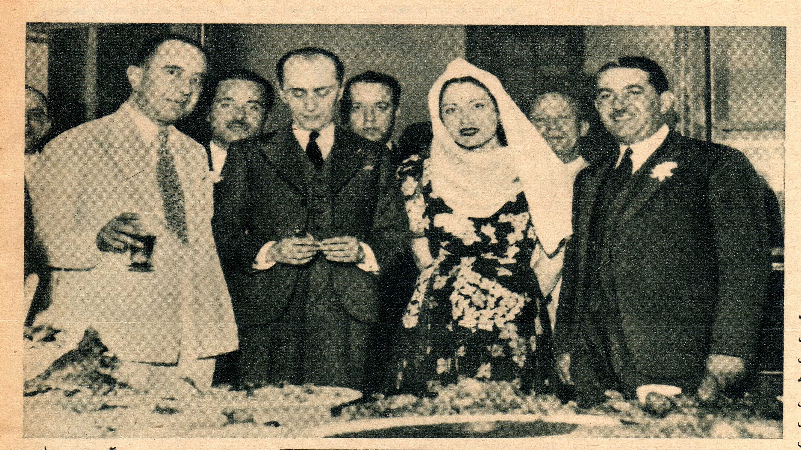 مع زوجها حسن الأطرش عند استقبال الرئيس اللبناني الفريد نقاش، صيف 1942.
