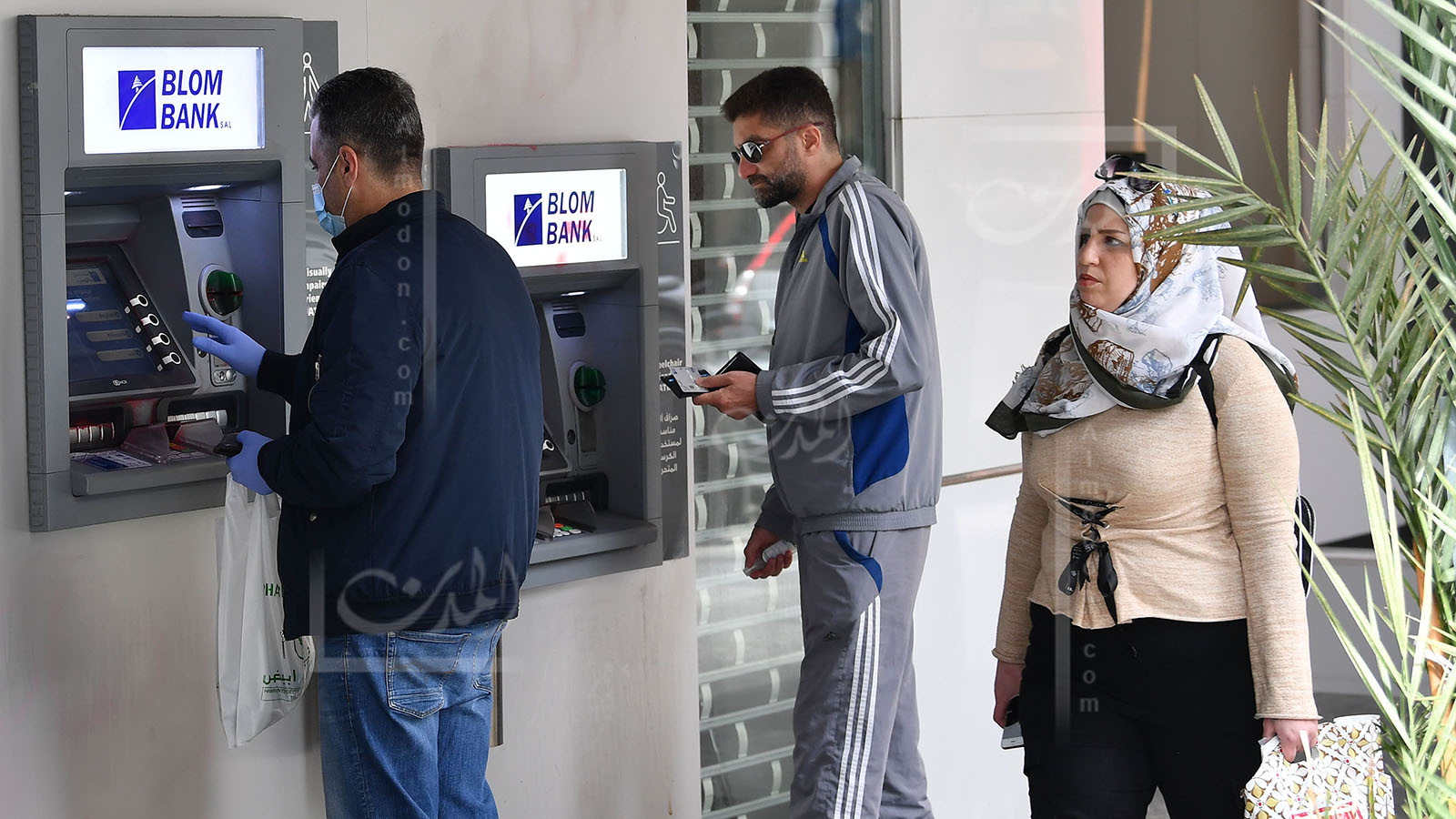 مصرف لبنان يطلق يد المصارف لزيادة الرسوم والعمولات