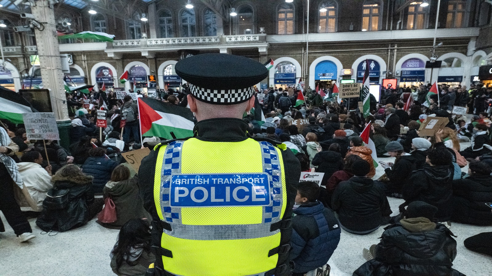 شرطي بريطاني يواجه اتهامات بالإرهاب: دعم "حماس" في "واتسآب"