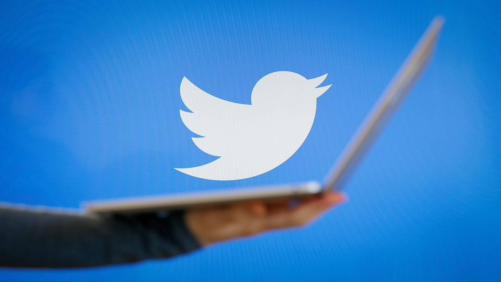 "تويتر": عقوبات قاسية على ناشري المعلومات المضللة عن كورونا