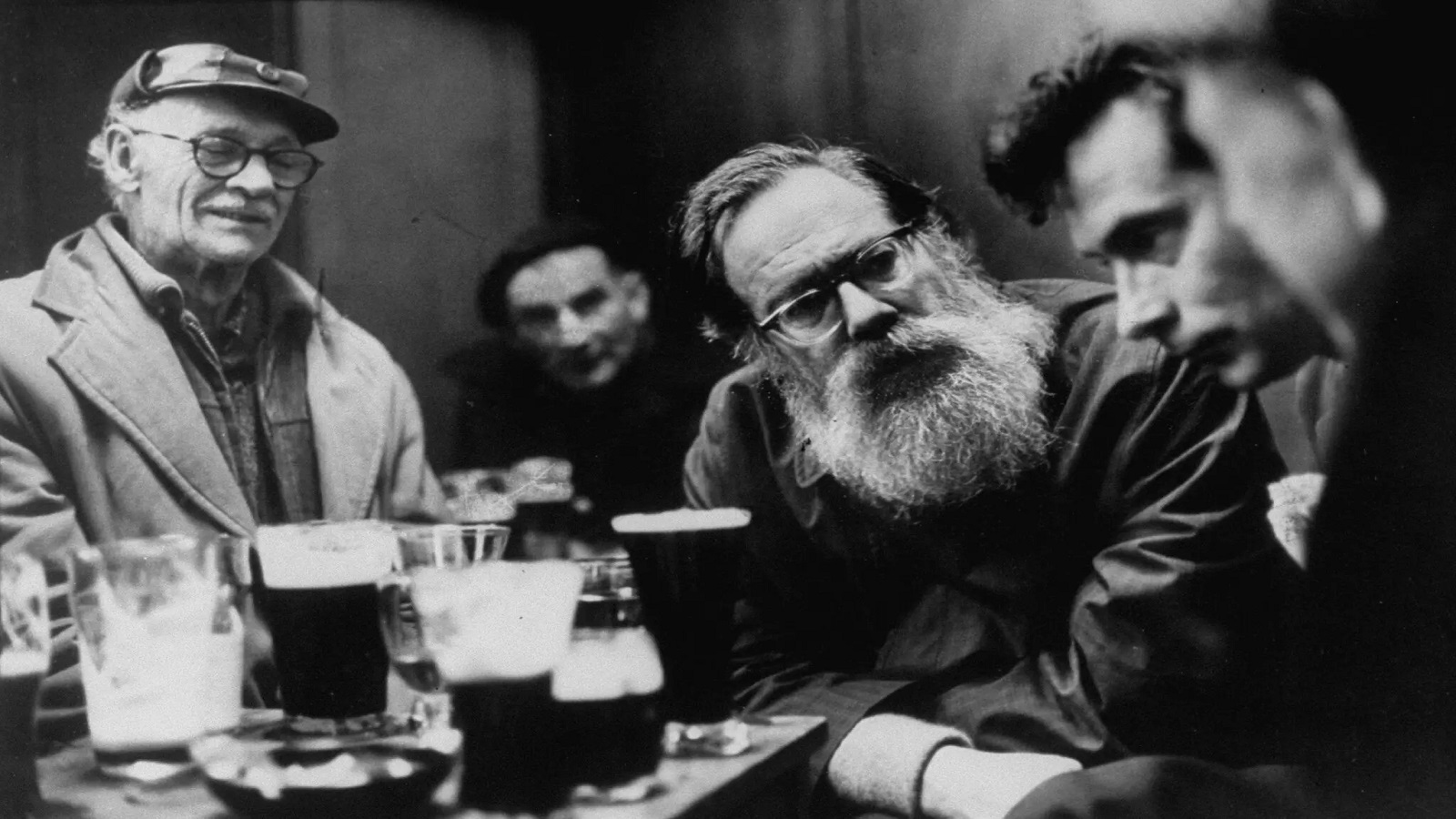 الشاعر جون بيريمان (في الوسط) في حانة في دبلن العام 1967