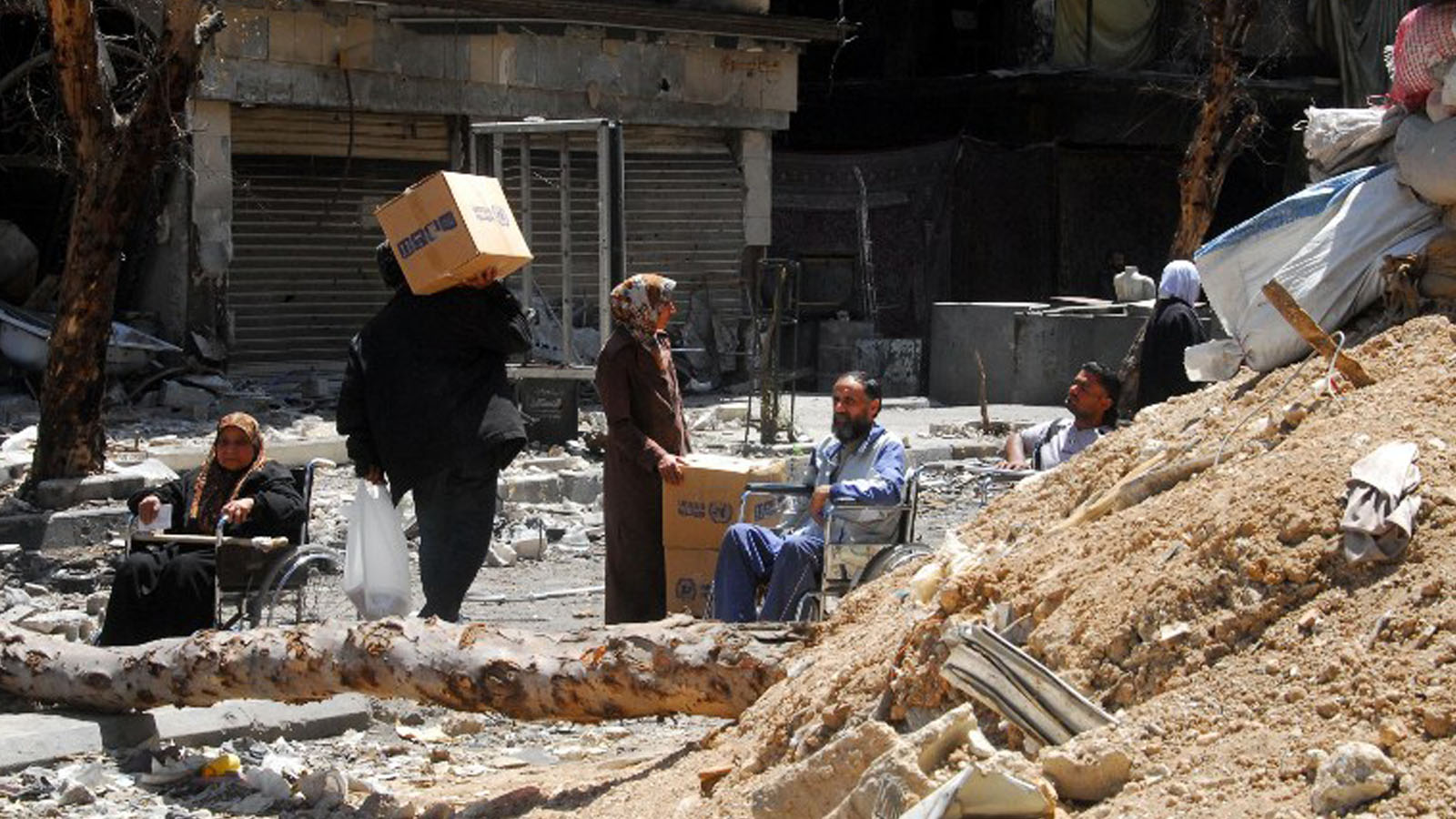أهالي مخيم اليرموك يمتنعون عن تسلم المساعدات