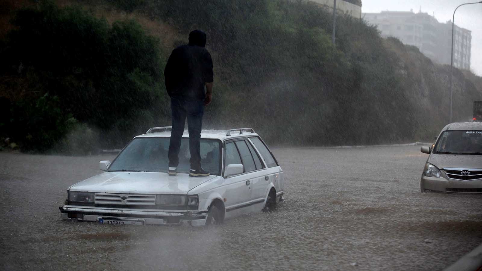 هطول الأمطار يتحول لعنة على بيروت والأوزاعي
