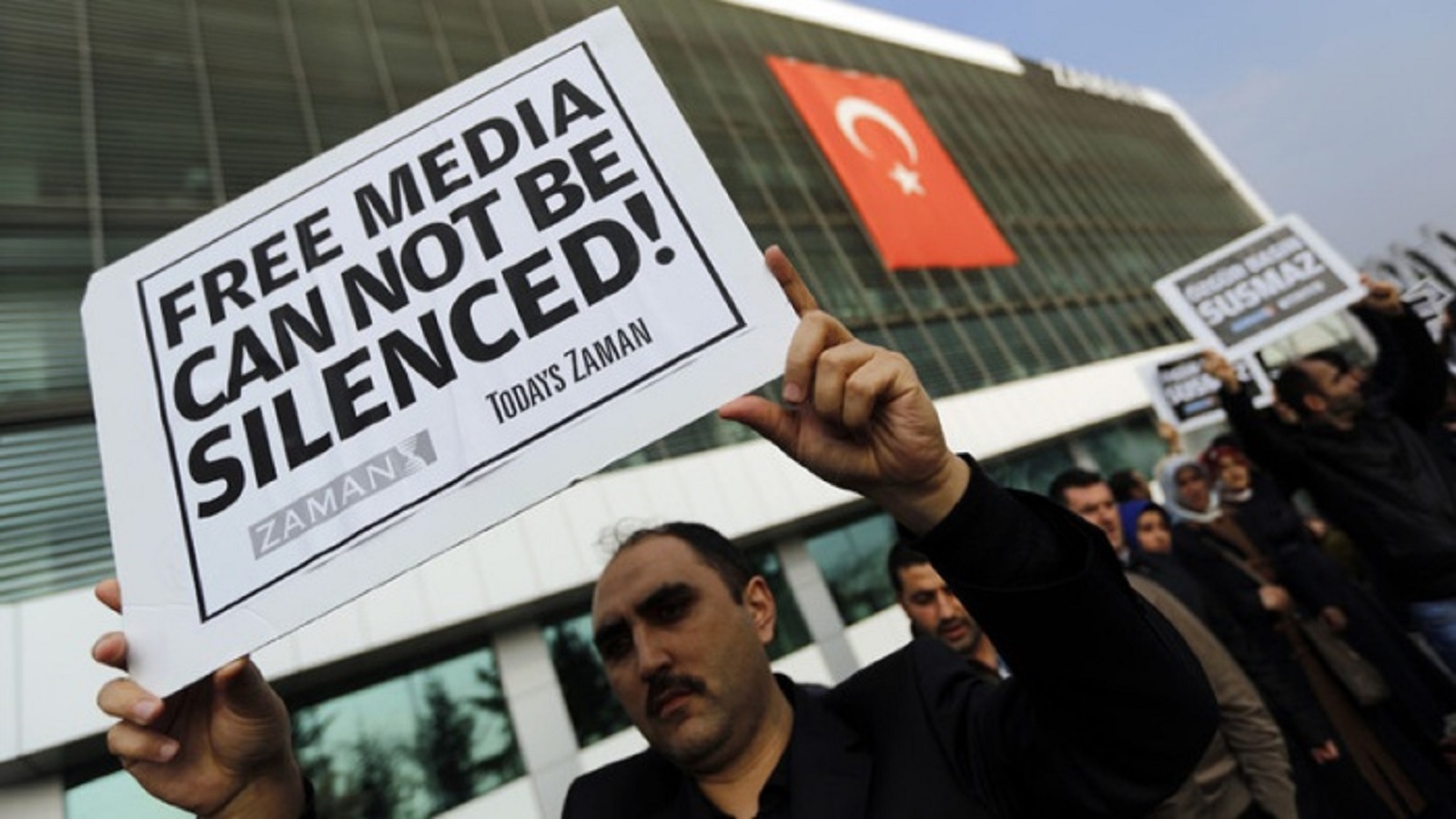 تركيا تحاكم صحافيَين في "بلومبيرغ" تحدثا عن انهيار الليرة