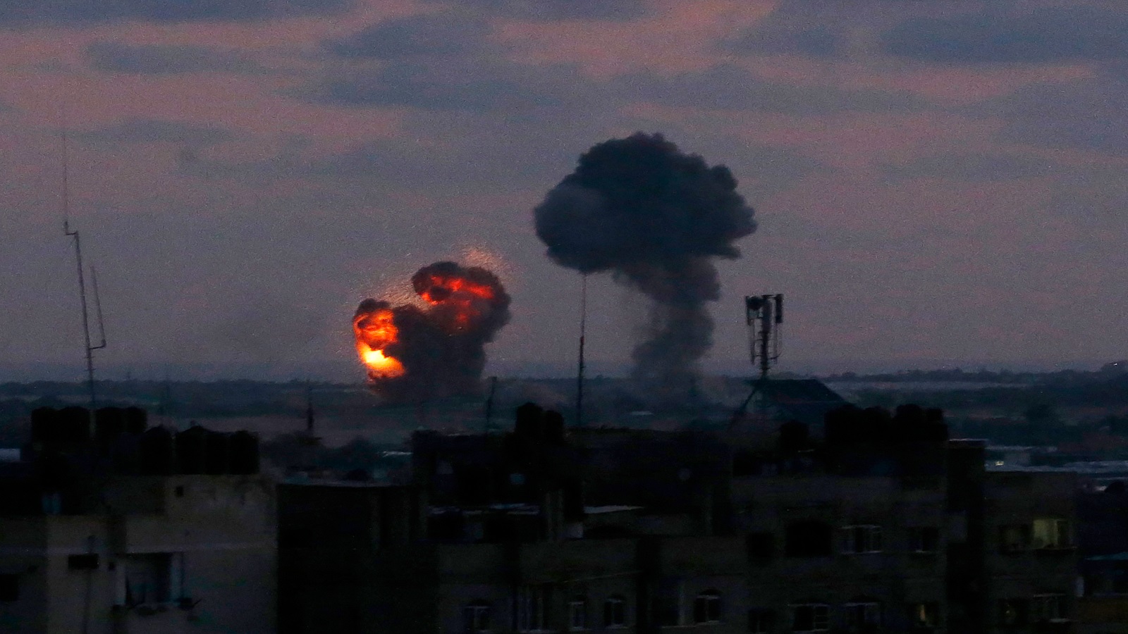 غزة:حرب بين البالونات والغارات