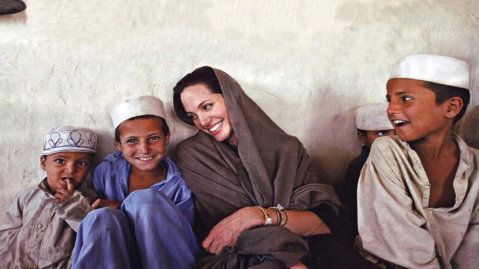 Бедные мусульмане. Анджелина Джоли посол доброй воли. Анджелина Джоли благотворительность фото. Анджелина Джоли в Африке. Анджелина Джоли благотворительность.