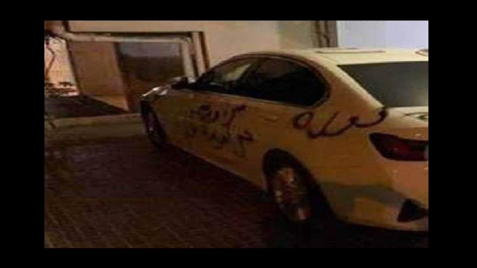 "حرامي" و"ثورة".. رسالة محتجين على سيارة راوول نعمة