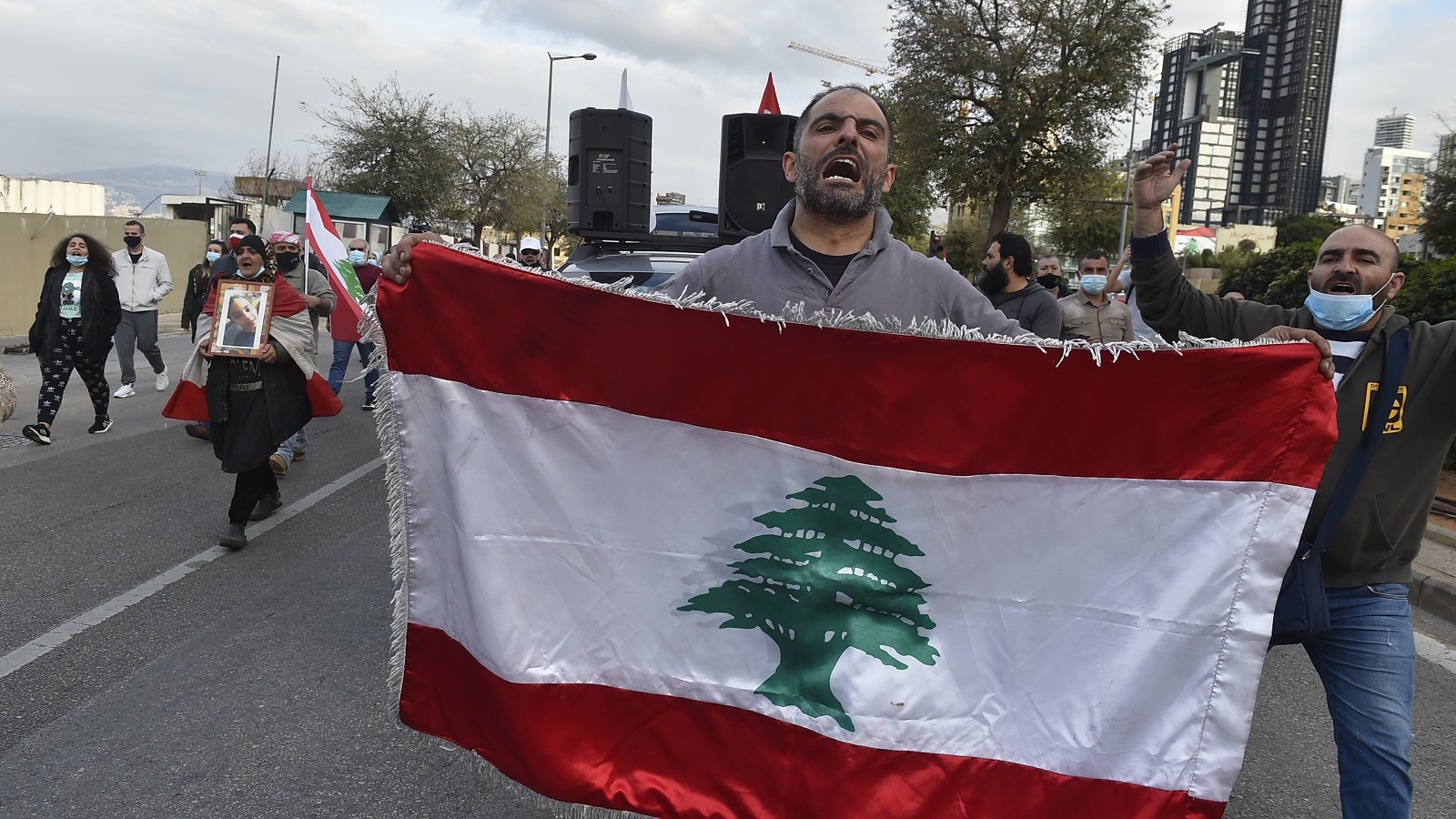 لبنان يختنق.. ينتظر إدارة إيرانية سعودية