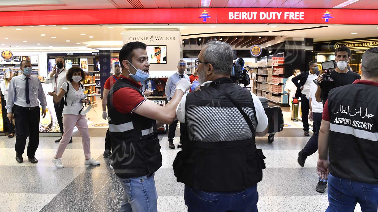 مطار بيروت يستعيد نشاطه باعتداء على الصحافيين: صوّروا الوزير!