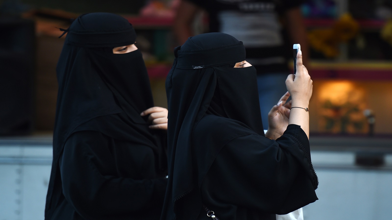 لماذا ترتدي السعوديات عباءاتهن بالمقلوب؟