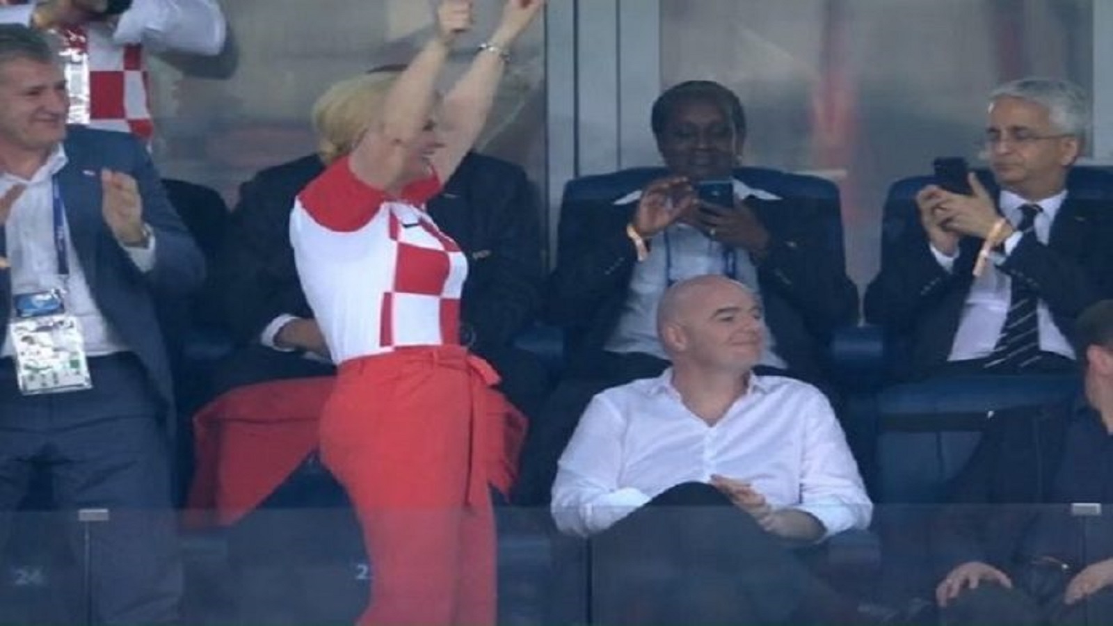 رئيسة كرواتيا كوليندا غرابار كيتاروفيتش تحتفي بالهدف الاول لمنخب بلادها في المباراة النهائية لكأس العالم