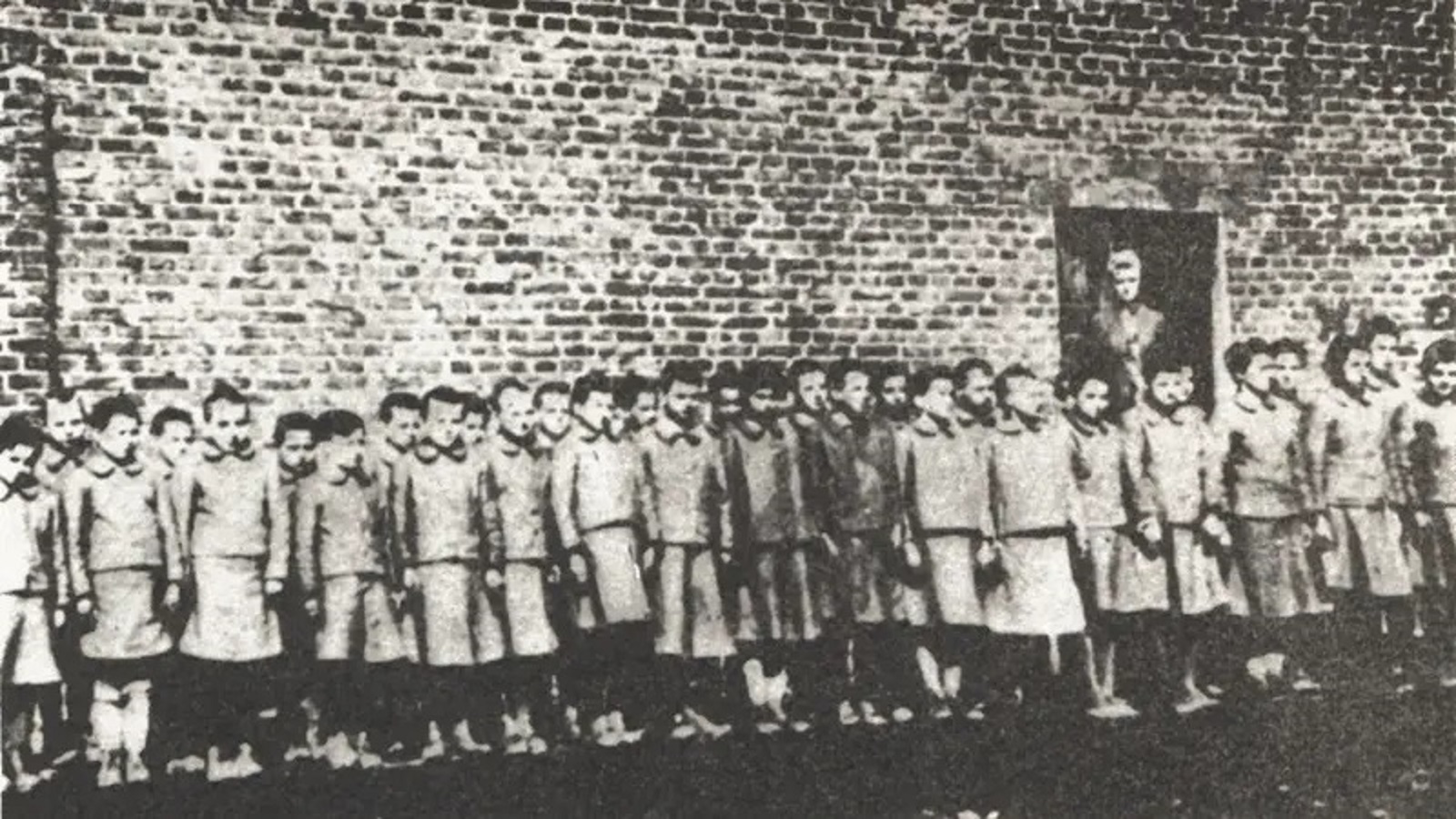 أطفال بولنديون في أحد مراكز الاعتقال الجماعي النازية