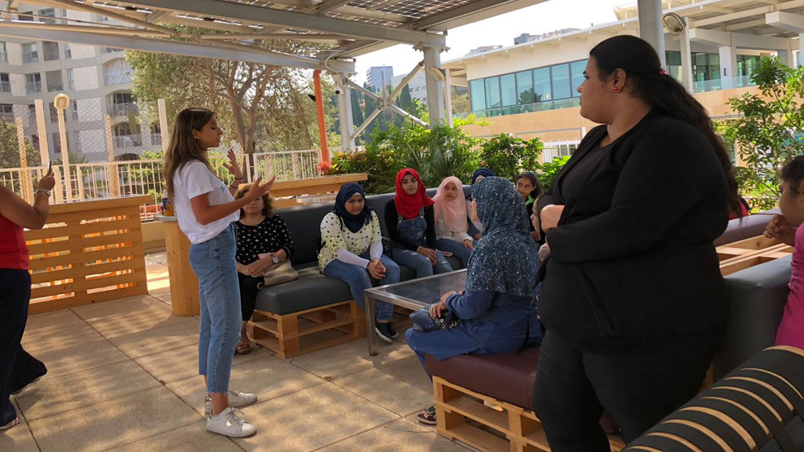 فريال برجاوي طالبةٌ تُطلق مشروعاً للاجئات