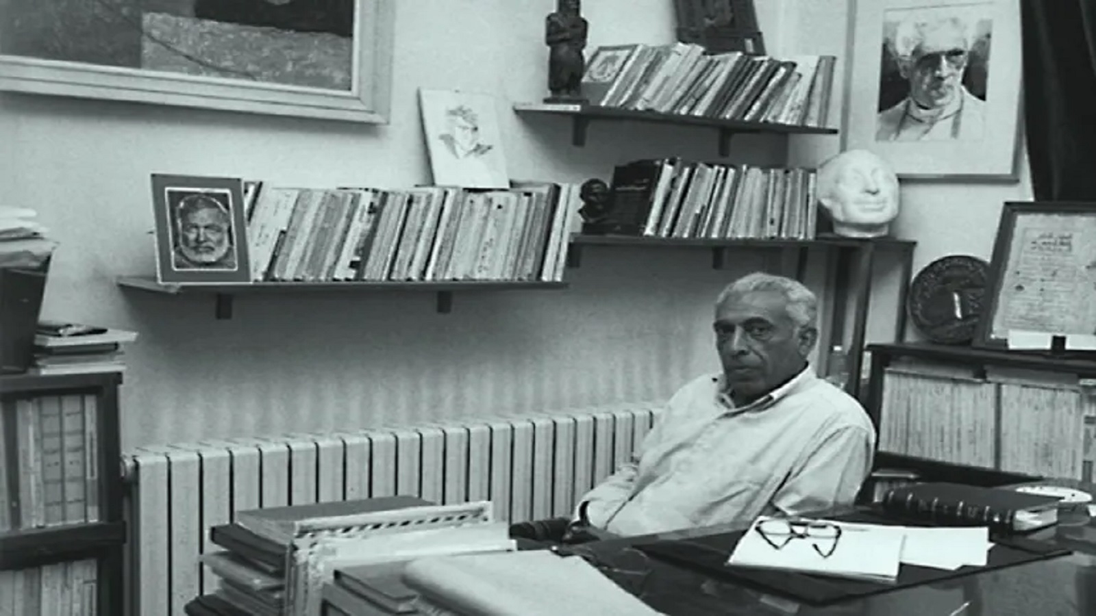 عبد الرحمن منيف وجانب من مكتبته