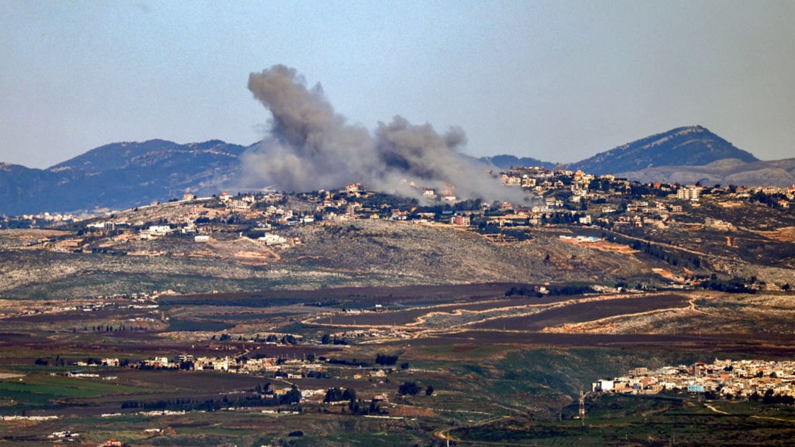 مواجهات الجنوب: استشهاد مدني لبناني وإصابة ضابط وجنديين إسرائيليين