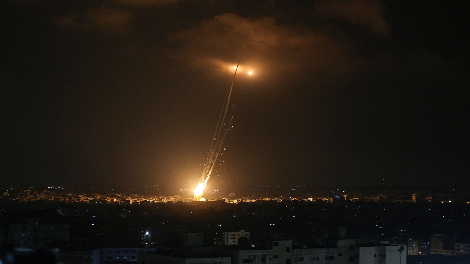 غزة:العدوان في يومه الثاني..وصواريخ المقاومة تعبر الحدود