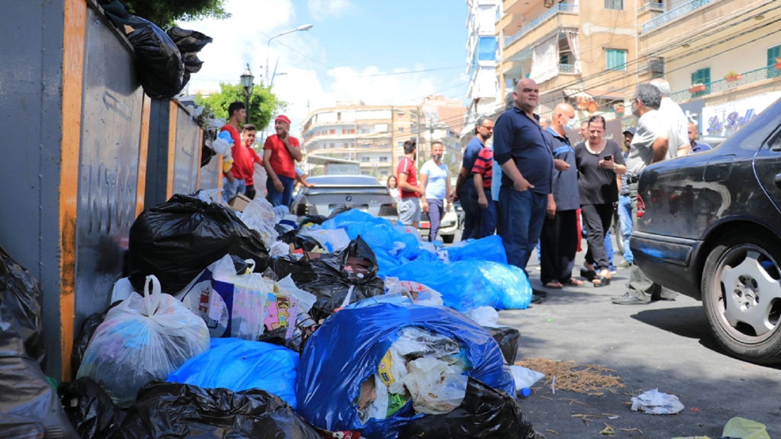 عمال معمل النفايات في صيدا يضربون.. والزبالة تملأ الشوارع