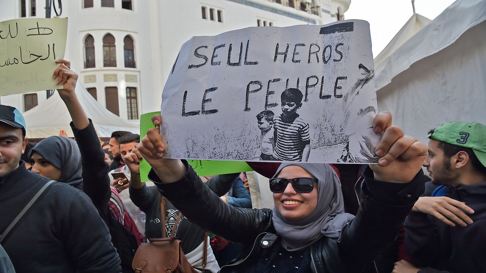 الجزائر:الجيش والحزب الحاكم يؤيدان الحراك الشعبي