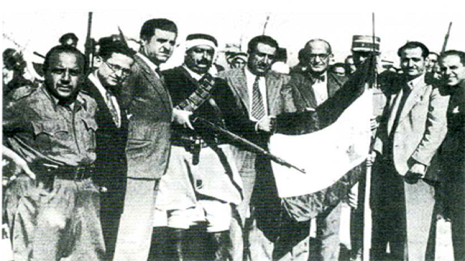 رجال الدولة يرفعون علم الاستقلال.
