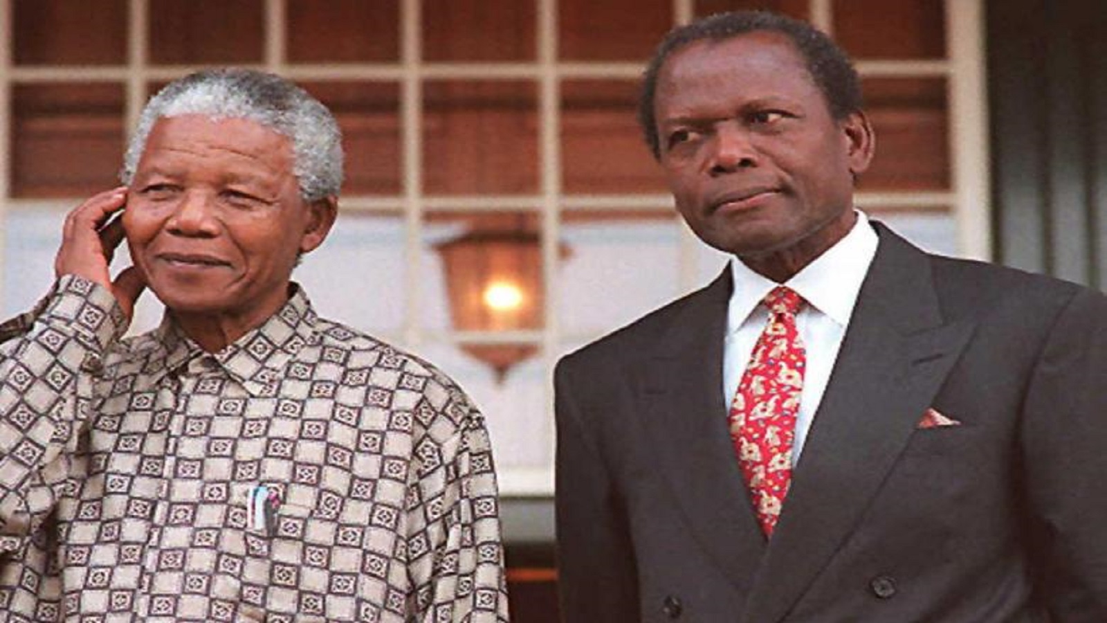 مع نيلسون مانديلا في كيب تاون العام 1996، بعد عام واحد لعب بواتييه دور مانديلا في فيلم تلفزيوني