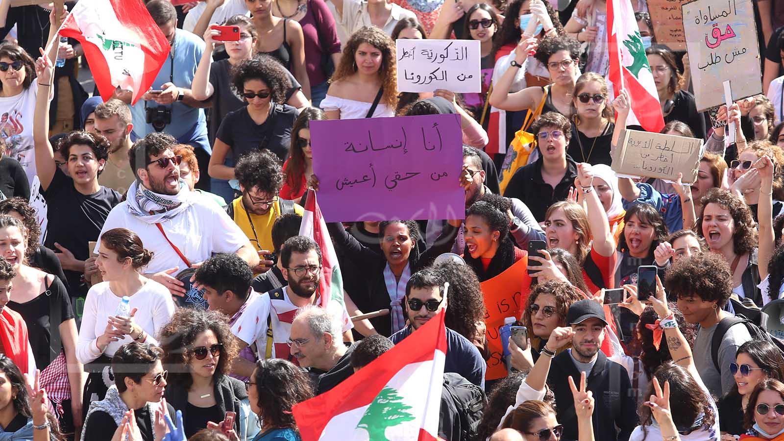 النساء في بيروت يهتفن "النظام الأبوي أخطر من كورونا"