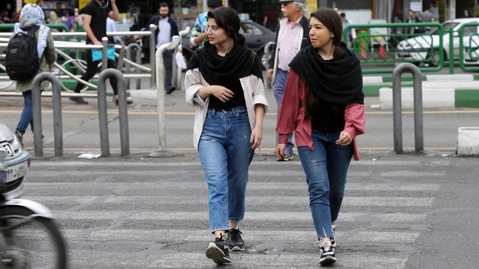 إيران تتجه لتخفيف العقوبة على نزع الحجاب
