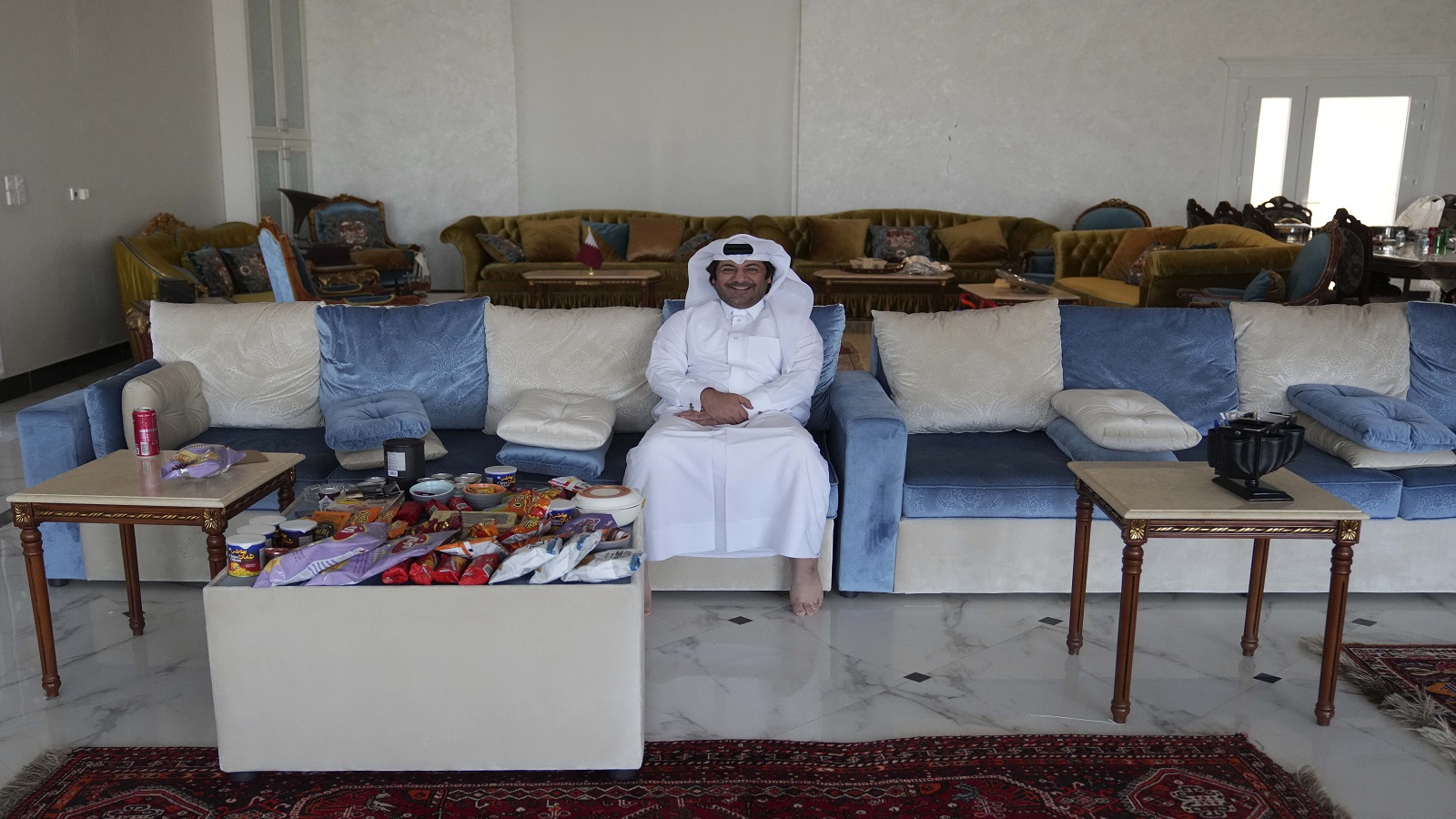 مشجع قطري يتابع كأس العالم في منزله (AP)