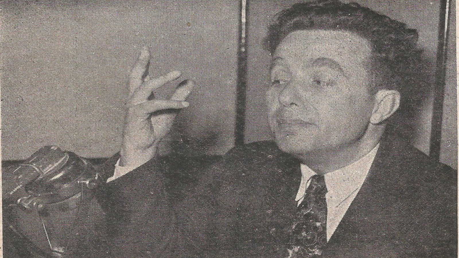 سعيد عقل في ندوة "الإذاعة السورية"، أيلول 1953.