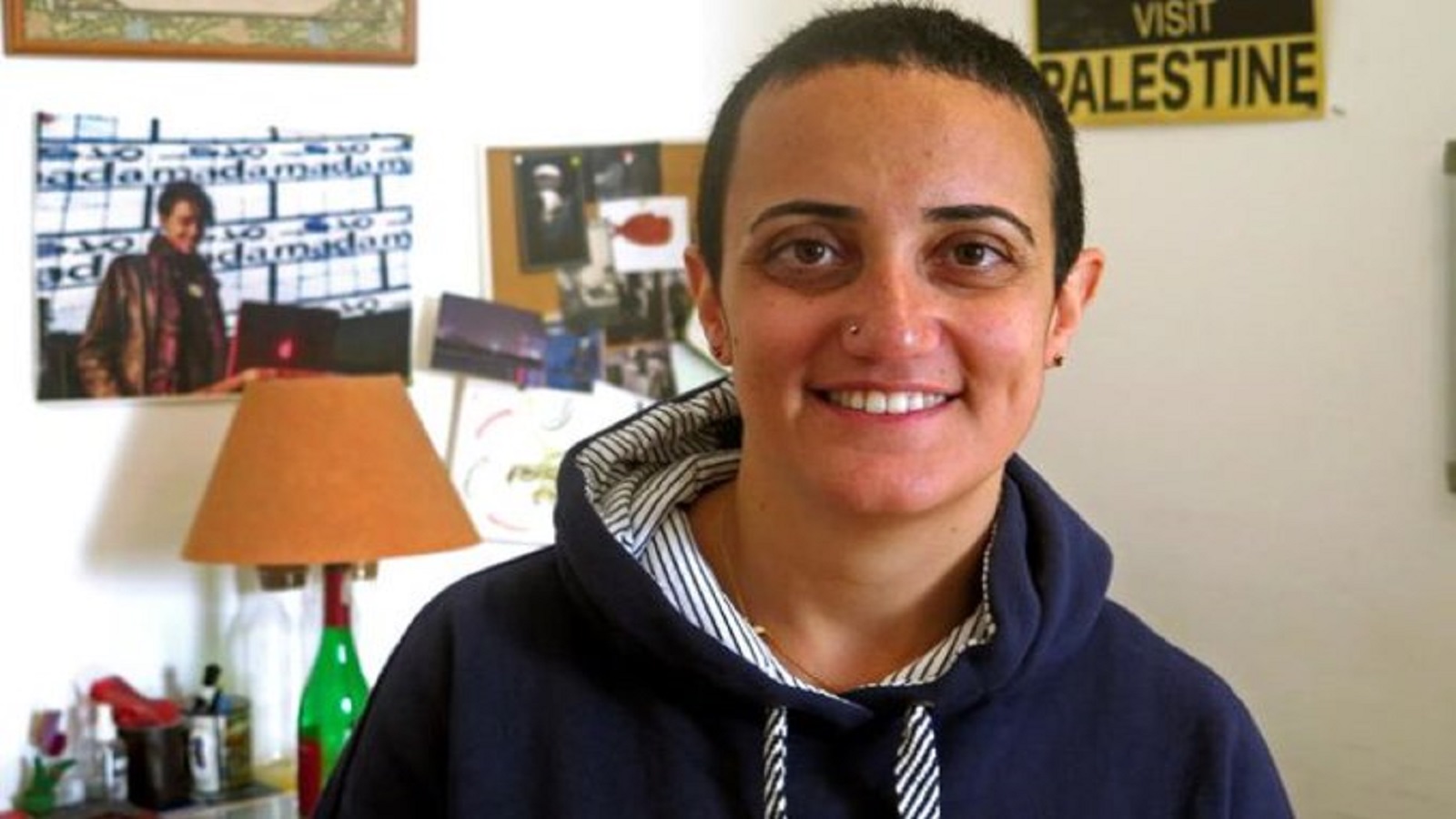 القاهرة:اعتقال لينا عطا الله خلال مقابلة والدة علاء عبدالفتاح