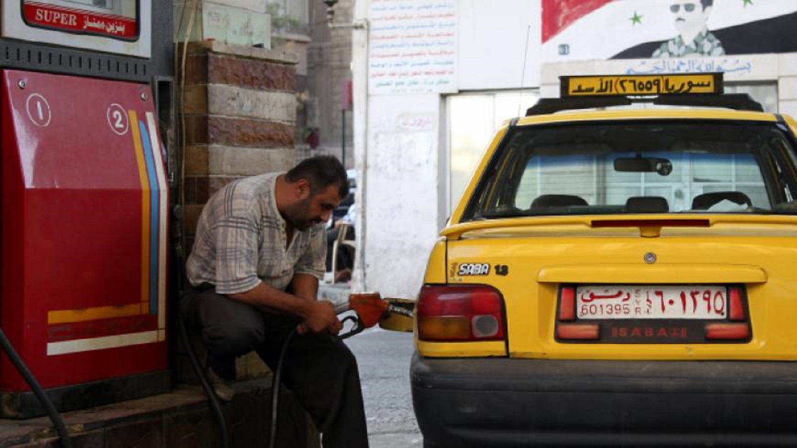 بنزين اللبنانيين سيظل يتدفق في سيارات السوريين