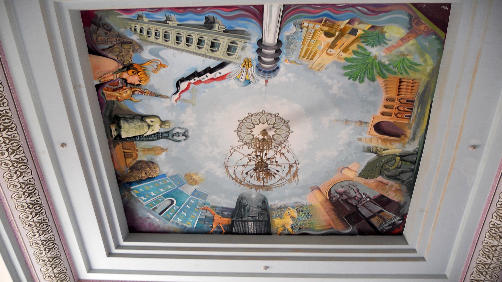 جدارية تزين سقف قصر صدام في بابل