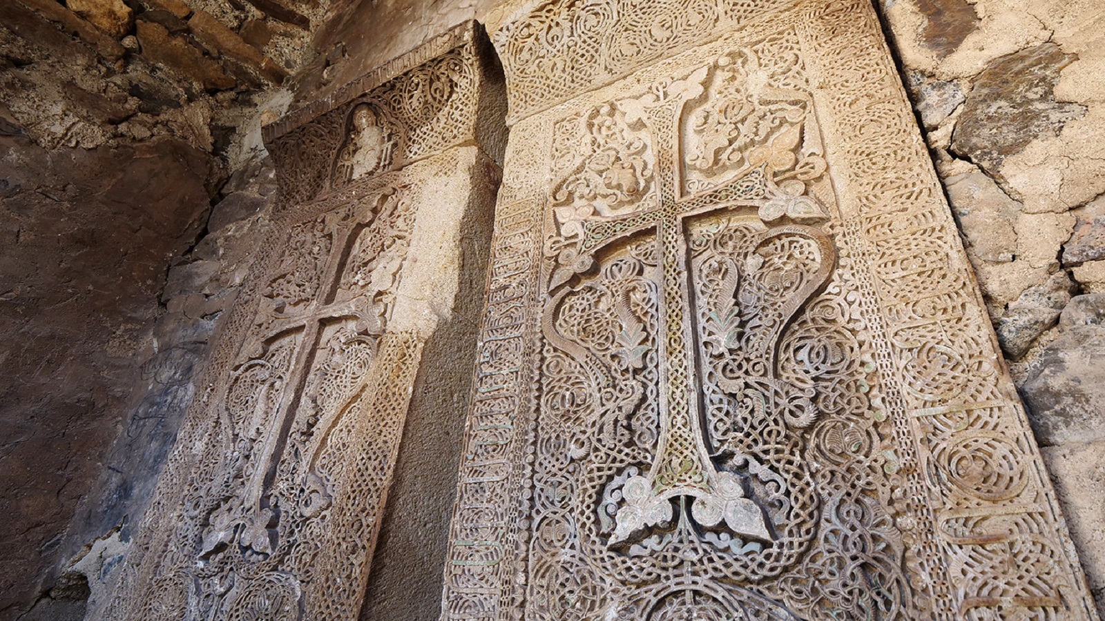 من مجموعة شواهد القبور المحفوظة في الدير.