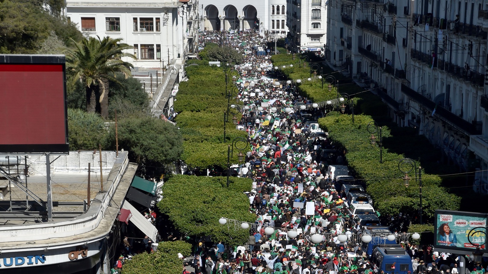 الجزائر تشهد مليونية الرحيل..والحزب الحاكم يتخلى عن بوتفليقة