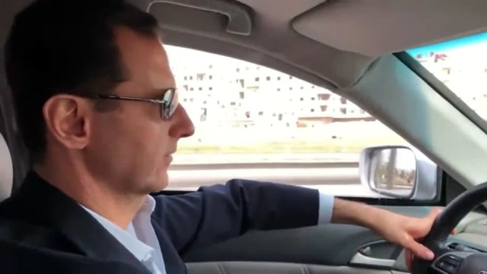 إبداعات الموالين: الأسد في طابور البنزين