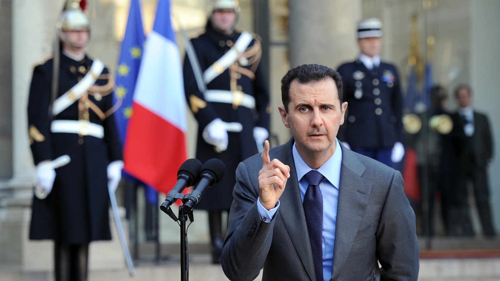 لبنان و"الانفتاح" على الأسد: أوهام "المنتصرين" منذ هدية ساركوزي