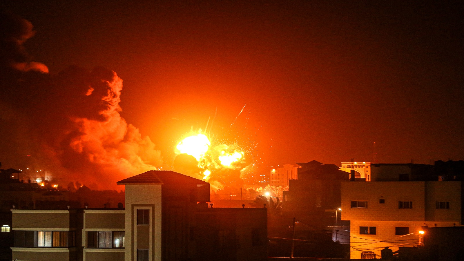الطيران الإسرائيلي يقصف غزة..والمقاومة تطلق الصواريخ المضادة