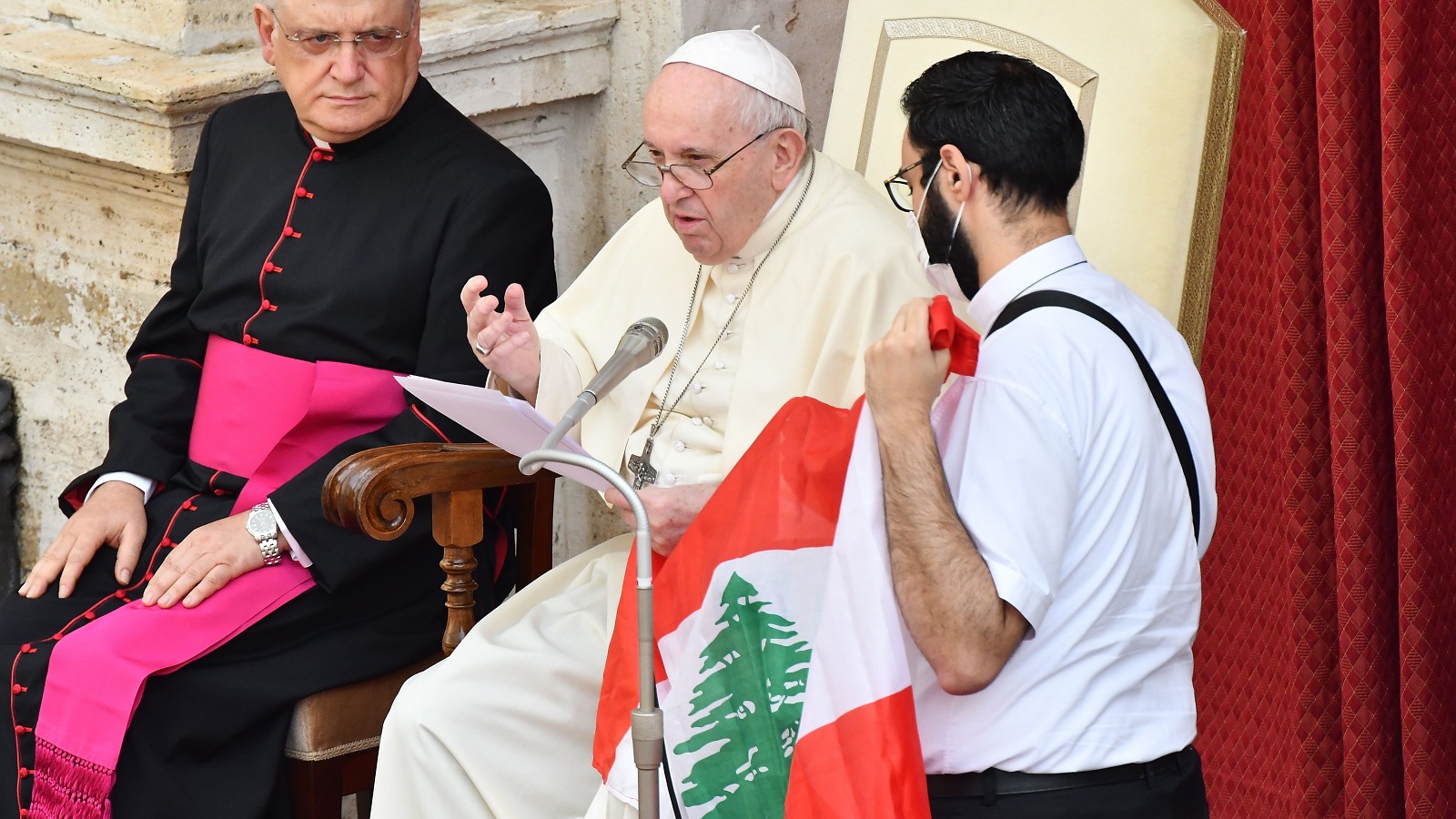 البابا: لبنان يواجه خطر فقدان هويته الوطنية