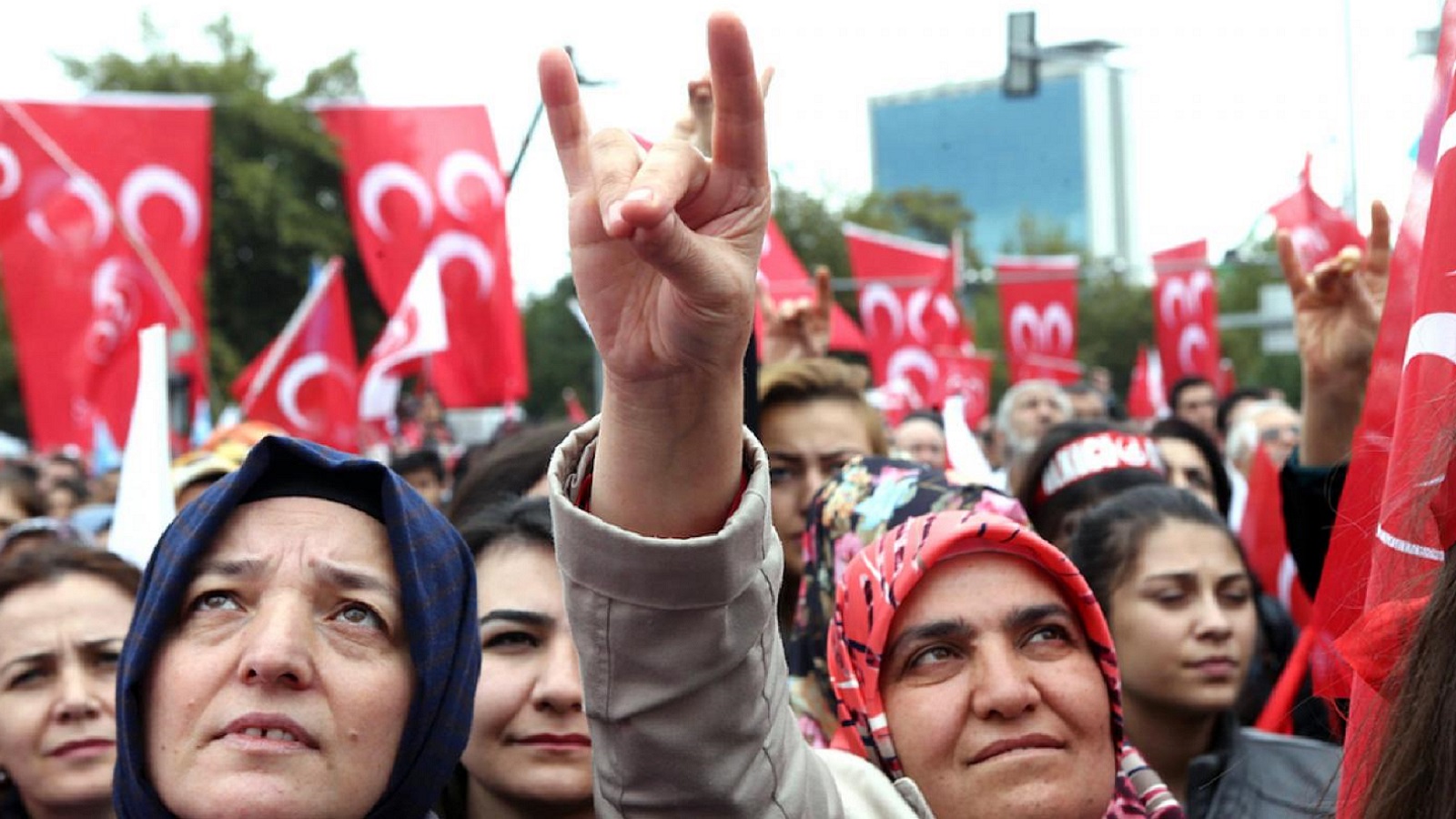 شارات اليد في تركيا... إبداعات المعركة الانتخابية
